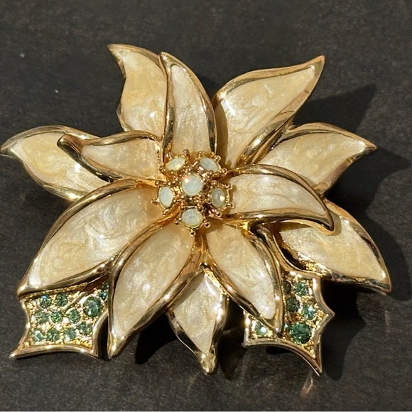 Vintage Nolan Miller Glamour Collection Poinsettia Brooch Gold Tone Cream - Picture 1 of 4